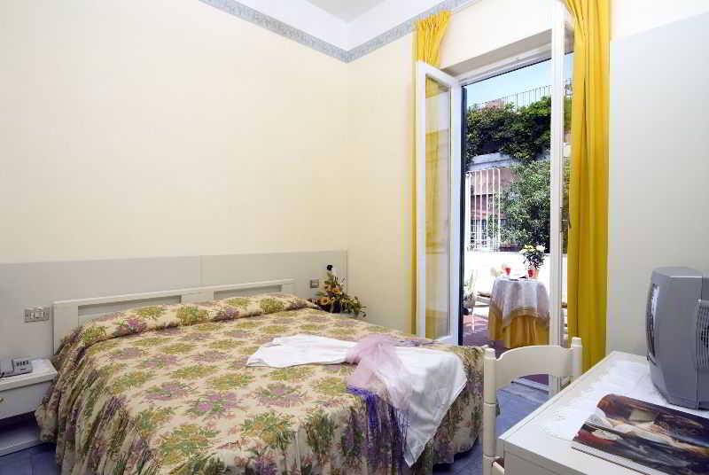Villa Diana - Beach & Rooms อีสเกีย ภายนอก รูปภาพ