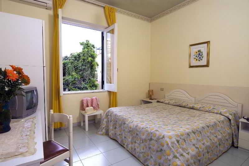 Villa Diana - Beach & Rooms อีสเกีย ภายนอก รูปภาพ