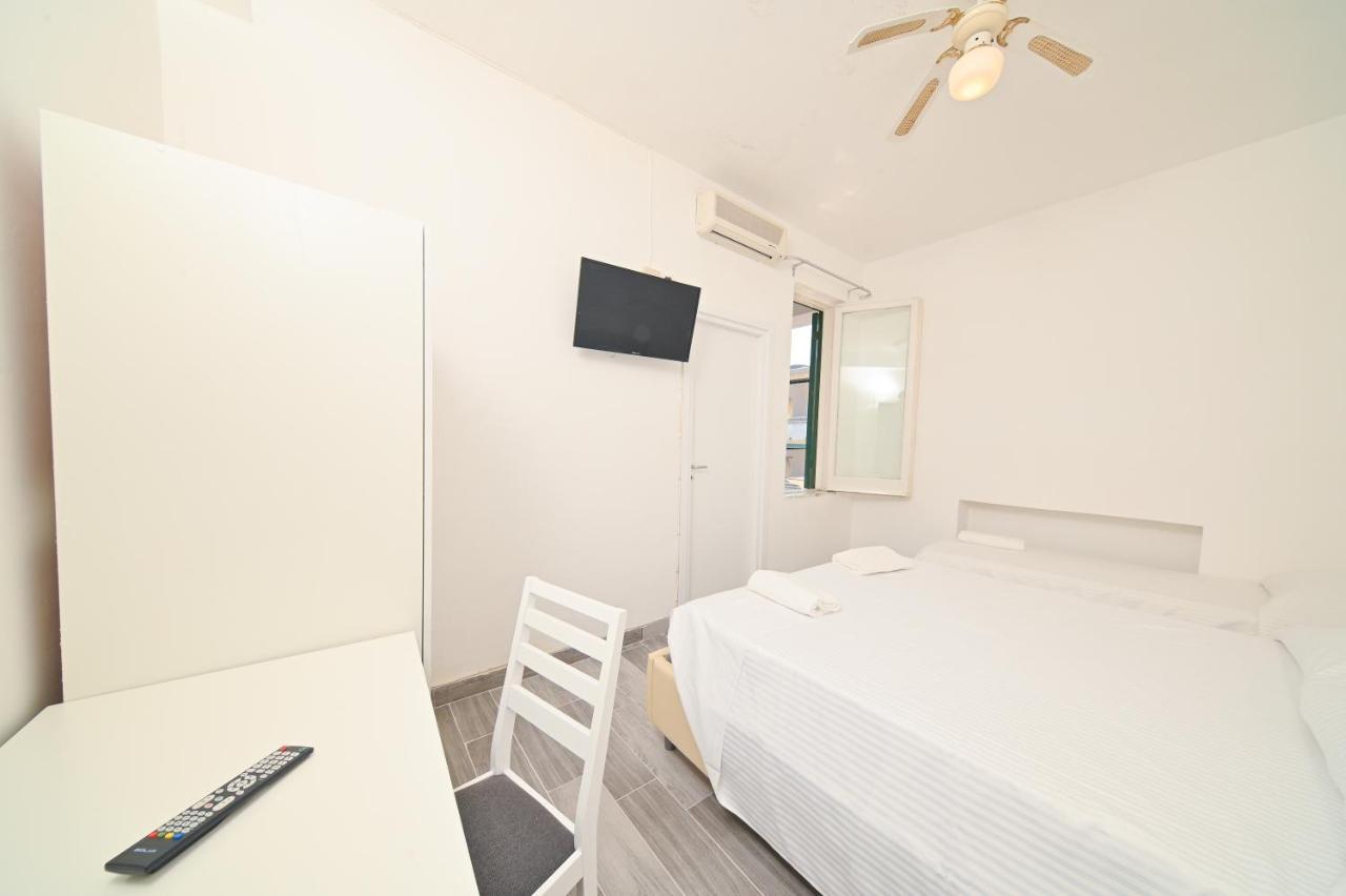 Villa Diana - Beach & Rooms อีสเกีย ภายนอก รูปภาพ